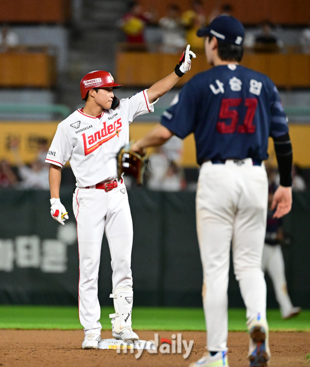 2024년 7월 30일 인천 SSG랜더스필드에서 '2024 신한 SOL Bank KBO리그, 롯데 자이언츠와 SSG 랜더스의 경기가 열렸다. SSG 박지환이 5회말 2사 1.2루서 대타로 나와 2타점 2루타를 친 뒤 기뻐하고 있다./인천 = 유진형 기자 zolong@mydaily.co.kr