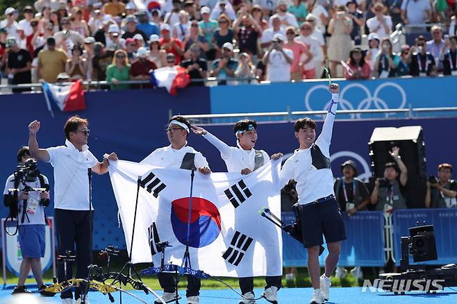 [파리=뉴시스] 김진아 기자 = 김우진, 김제덕, 이우석이 29일(현지시각) 프랑스 파리 레쟁발리드에서 열린 파리 올림픽 양궁 남자 단체전 결승 프랑스와의 경기에서 승리하며 금메달을 확정한 뒤 환호하고 있다. 2024.07.30. bluesoda@newsis.com