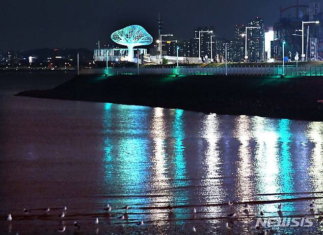 [시흥=뉴시스] 박석희기자=오이도 데크길을 따라 설치된 조명등이 바닷물에 반영된 가운데 아름다움을 자아내고 있다. (사진=시흥시 제공). 2024.7.30. photo@newsis.com *재판매 및 DB 금지