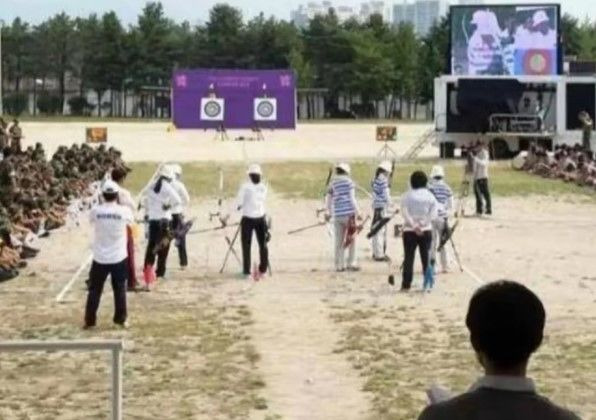 [서울=뉴시스] 끝으로 양궁 선수들 주변을 군인들이 둘러싼 사진을 공개하며 "군인을 동원해 소음 대비 훈련도 했다"고 덧붙였다(사진= 온라인 커뮤니티 갈무리) *재판매 및 DB 금지