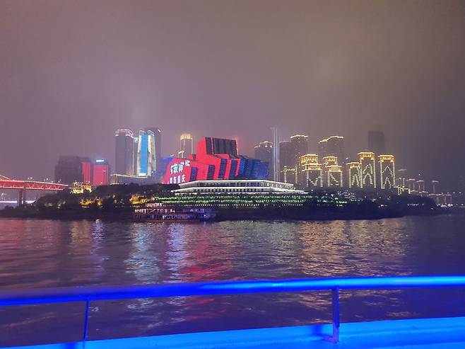 [충칭(중국)=뉴시스]중국 충칭대극장 등 야경. 2024.07.30. daero@newsis.com *재판매 및 DB 금지