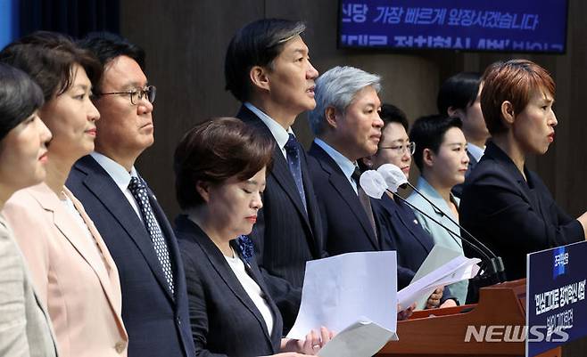 [서울=뉴시스] 조성우 기자 = 조국(왼쪽 다섯 번째) 조국혁신당 대표를 비롯한 의원들이 30일 오전 서울 여의도 국회 소통관에서 '민심그대로 정치혁신 4법' 발의 기자회견을 하고 있다. 2024.07.30. xconfind@newsis.com