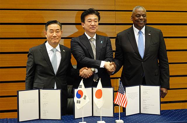 ▲ 한미일 국방장관이 28일 일본 도쿄 방위성에서 한미일 안보협력 프레임워크 협력 각서에 서명하고는 악수하고 있다. 사진 왼쪽부터 신원식 국방부 장관, 기하라 미노루 일본 방위상, 로이드 오스틴 미국 국방장관. ⓒ연합뉴스