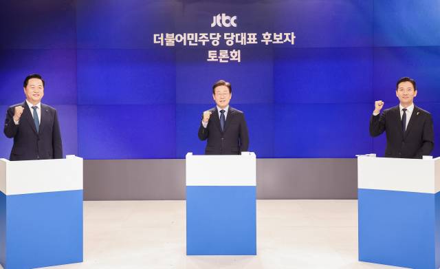 ▲더불어민주당 김두관(왼쪽부터),이재명,김지수 당 대표 후보가 30일 오후 서울 마포구 상암동 JTBC에서 열린 TV토론회 시작에 앞서 기념촬영 하고 있다. ⓒ연합뉴스