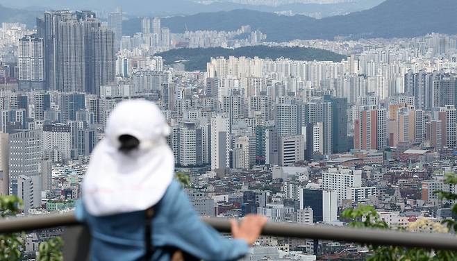 지난 28일 서울 중구 남산에서 바라본 서울 도심 아파트 단지 모습. 뉴스1