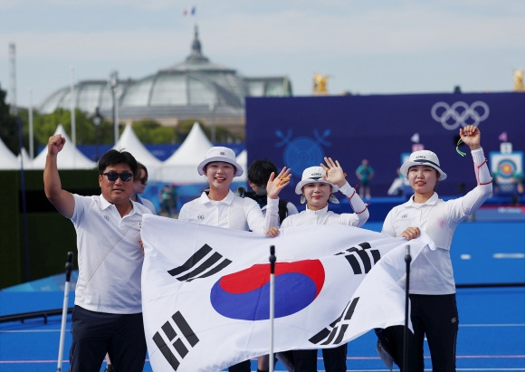 금자탑 달성한 대한민국 양궁 여자단체 - 전훈영, 임시현, 남수현이 28일(현지시간) 프랑스 파리 레쟁발리드 양궁 경기장에서 열린 2024 파리올림픽 양궁 여자단체 결승전에서 중국을 이기고 우승을 확정한 뒤 태극기를 펼치고 있다. 2024.7.29 연합뉴스