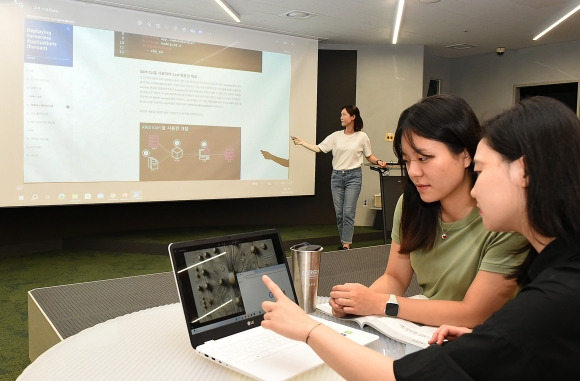 경기도경제과학진흥원이 진행하고 있는 ‘인공지능(AI) 전문인력 양성 교육’ 사진(경과원 제공)