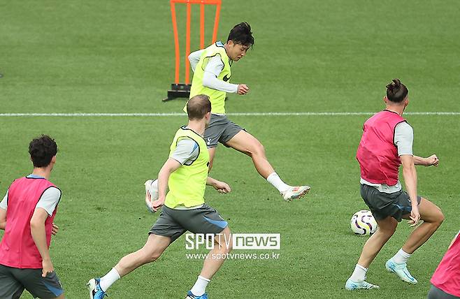 ▲ 손흥민이 30일 서울월드컵경기장에서 팀K리그와 '쿠팡플레이시리즈' 1경기를 앞두고 오픈 트레이닝을 진행했다. 손흥민을 포함한 토트넘 동료들이 운동장에 들어오자 엄청난 환호성을 질렀는데 덥고 습한 날씨에 인상이 찡그려졌지만 상암에 운집한 팬들 환호성에 금방 눈녹듯 환한 미소를 보였다. 길다면 길고, 짧다면 짧은 '경기장 돌며 인사'가 끝났지만 손흥민의 팬 서비스는 끝나지 않았다. 팬들에게 사인과 사진을 모두 찍어주는 모습이 있었다 ⓒ곽혜미 기자