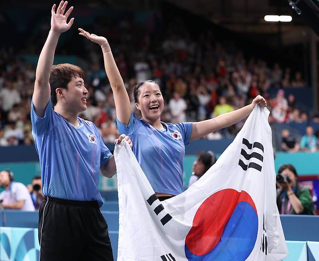 ▲ 한국탁구에서 12년 만에 올림픽 메달 소식이 전해졌다. 신유빈, 임종훈이 2024 파리 올림픽 탁구 혼합복식에서 동메달을 땄다. 세계랭킹 3위 신유빈, 임종훈은 세계랭킹 4위 홍콩의 두호이켐, 웡춘팅을 압도했다. 2012년 런던 올림픽 남자 단체(주세혁, 오상은, 류승민) 은메달 이후 나온 한국의 첫 올림픽 메달이다. 3년 전 도쿄 올림픽에서 노메달로 눈물을 흘렸던 신유빈은 환하게 웃었다. 3년 사이 신유빈의 기량은 크게 올라갔다. 노련함도 돋보였다. 임종훈과 환상적인 호흡으로 끝내 동메달을 손에 넣었다. 한국탁구의 기대주이자 간판스타로서 부담감을 모두 이겨냈다 ⓒ 연합뉴스