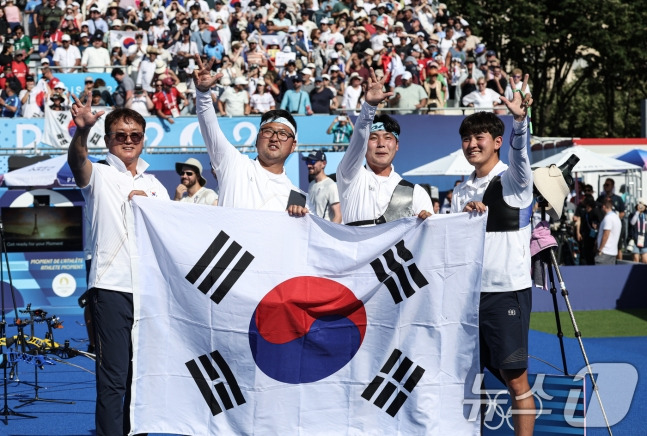 대한민국 양궁 대표팀의 이우석(오른쪽에서 3번째)이 30일(한국시간) 프랑스 파리 앵발리드에서 열린 2024 파리올림픽 양궁 남자 단체전 결승 프랑스와 경기에서 금메달을 확정한 후 태극기를 들고 기뻐하고 있다. /사진=뉴스1 제공