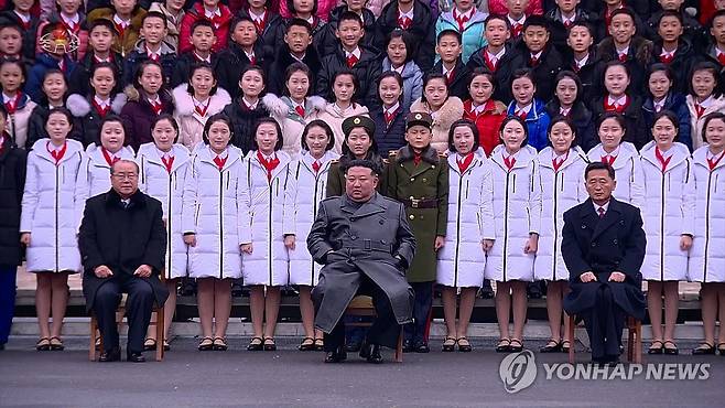 북한 김정은, 어머니대회 조선소년축하단들과 기념사진 촬영 (서울=연합뉴스) 김정은 북한 국무위원장이 지난 8일 제5차 전국어머니대회 참가자들과 함께 기념사진을 촬영했다고 조선중앙TV가 9일 보도했다. 김 위원장은 또한 이날 "제5차 전국어머니대회 조선소년단축하단의 영예로운 임무를 수행한 학생소년들과도 대를 두고 길이 전할 사랑의 화폭을 남겼다"고 전했다. [조선중앙TV 화면] 2023.12.9 
    [국내에서만 사용가능. 재배포 금지. For Use Only in the Republic of Korea. No Redistribution] nkphoto@yna.co.kr