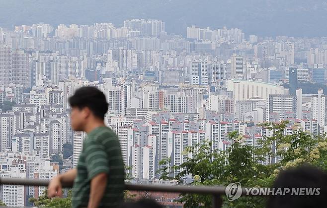 '파죽지세' 서울 아파트값…5년10개월여만 최대 주간 상승폭 (서울=연합뉴스) 류효림 기자 = 서울 아파트 매매가가 파죽지세로 오르며 5년 10개월여 만에 최대 주간 상승 폭을 나타냈다. 한국부동산원이 25일 발표한 '7월 넷째 주 주간 아파트 가격 동향' 보고서에 따르면 이번 주 서울의 아파트 매매가격은 전주 대비 0.30% 상승하며 18주 연속 상승세를 이어갔다. 사진은 이날 서울 남산에서 바라본 시내 아파트 모습. 2024.7.25 ryousanta@yna.co.kr