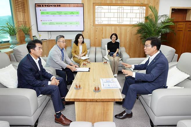 환담하는 최재형 보은군수(앞줄 왼쪽)와 윤건영 교육감(앞줄 오른쪽)   [충북도교육청 제공. 재판매 및 DB 금지]