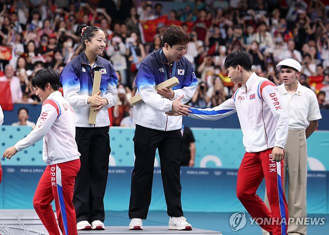 시상대에서 만난 남북 (파리=연합뉴스) 김도훈 기자 = 30일(현지시간) 프랑스 파리 사우스 파리 아레나4에서 열린 2024 파리올림픽 탁구 혼합복식 시상식에서 동메달을 차지한 한국 임종훈·신유빈과 은메달을 차지한 북한 리정식·김금용이 인사하고 있다. 2024.7.30 superdoo82@yna.co.kr