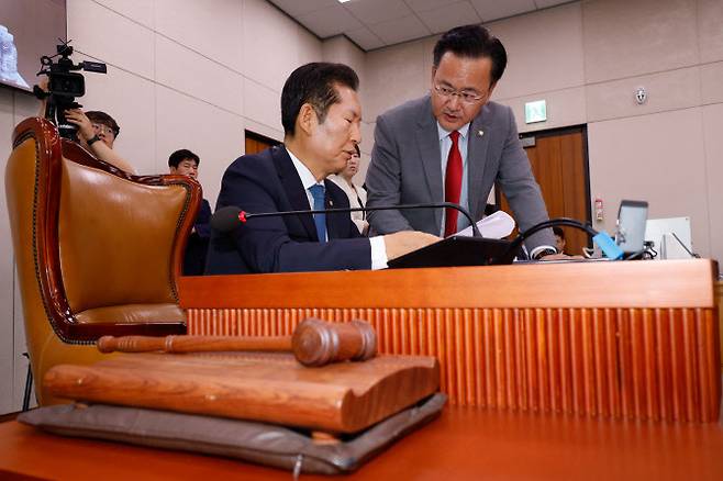 국회 법제사법위원회 정청래 위원장과 여당 간사인 유상범 국민의힘 의원이 31일 오후 국회에서 열린 법사위 전체회의에서 대화하고 있다. (사진=뉴스1)