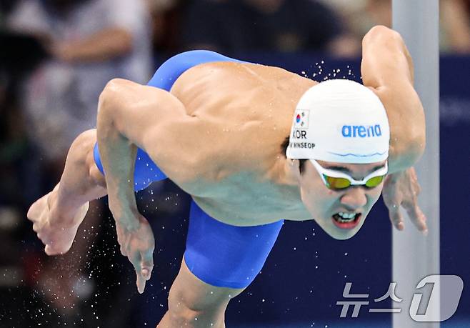 대한민국 수영대표팀 김민섭이 31일(한국시간) 프랑스 파리 라 데팡스 아레나에서 열린 2024 파리올림픽 남자 200ｍ 접영 준결승 경기에서 힘차게 출발하고 있다. 2024.7.31/뉴스1 ⓒ News1 이동해 기자