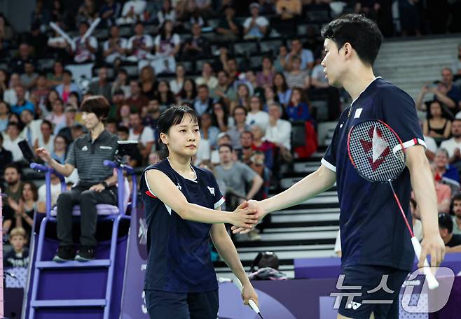 대한민국 배드민턴 대표팀 서승재, 채유정 선수가 27일 오후(한국시간) 프랑스 파리 라 샤펠 아레나에서 열린 2024 파리올림픽 배드민턴 혼합복식 조별예선 알제리와의 경기에서 득점을 획득한 후 기뻐하고 있다. 2024.7.27/뉴스1 ⓒ News1 박정호 기자