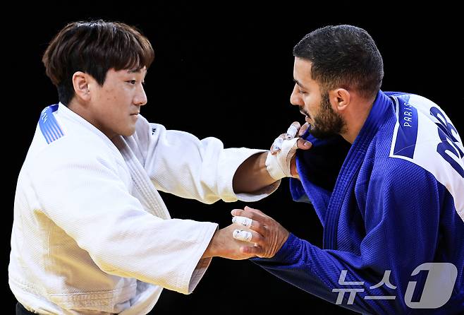 대한민국 유도대표팀 이준환 선수가 30일 오후 (한국시간) 프랑스 파리 샹 드 마르스 아레나에서 진행된 2024 파리올림픽 유도 남자 -81kg 토너먼트 32강 경기에서 모로코의 아츠라프 무티 선수와 자웅을 겨루고 있다. 2024.7.30/뉴스1 ⓒ News1 박정호 기자