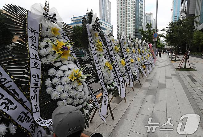 31일 서울 용산구 하이브 사옥 앞에 뉴진스 팬들이 보낸 근조화환이 놓이고 있다. 2024.7.31/뉴스1 ⓒ News1 박세연 기자