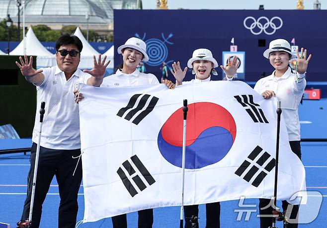 대한민국 양궁대표팀 임시현, 남수현, 전훈영, 양창훈 감독이 29일(한국시간) 프랑스 파리 레쟁발리드 특설 사로에서 열린 2024 파리올림픽 양궁 여자 단체전 중국과의 결승전에서 금메달을 획득한 후 태극기를 들어보이고 있다. 2024.7.29/뉴스1 ⓒ News1 이동해 기자