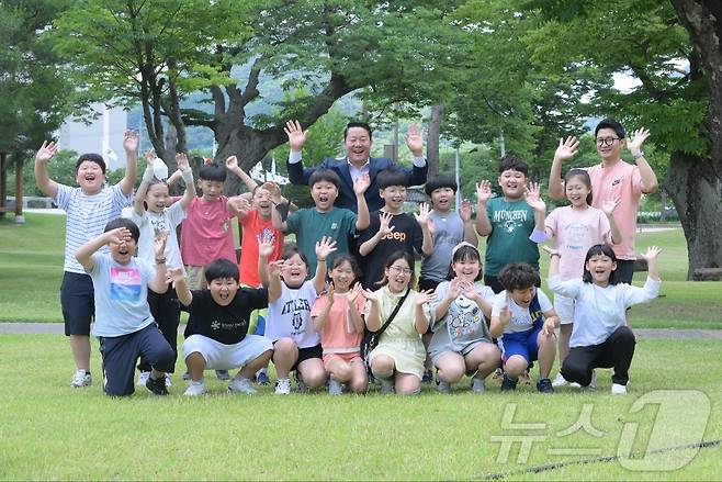 전북자치도 순창군이 '교육발전특구'로 선정된 가운데 최영일 순창군수가 아이들과 기념 촬영을 하고 있다.(순창군 제공)/뉴스1