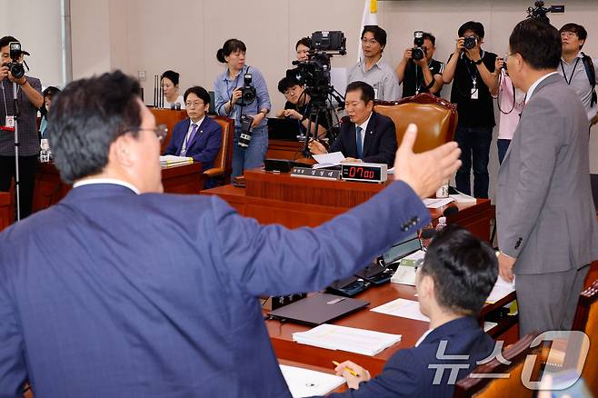 31일 오후 서울 여의도 국회에서 열린 법제사법위원회 전체회의에서 곽규택 국민의힘 의원 발언권 정지와 관련 송석준 의원이 의사진행 발언을 요구하는 과정에서 정청래 위원장이 정회를 선언하고 있다. 2024.7.31/뉴스1 ⓒ News1 안은나 기자