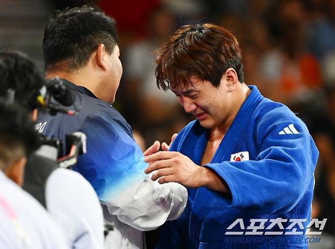 30일(한국시각) 프랑스 파리 샹드마르스 아레나에서 열린 2024 파리올림픽 남자 유도 -81kg 한국 이준환과 벨기에 마티아스 카세의 동메달결정전. 이준환이 연장전에서 득점에 성공하며 동메달을 획득했다. 감격의 눈물 흘리는 이준환. 파리(프랑스)=정재근 기자 cjg@sportschosun.com/2024.7.30/