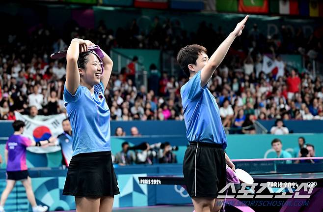 30일 (한국시각) 프랑스 파리 사우스 파리 아레나 4에서 '2024 파리올림픽' 탁구 혼합 복식 동메달결정전 대한민국 임종훈-신유빈 조와 홍콩의 웡춘팅-두호이켐 조의 경기가 열렸다. 동메달결정전에서 승리한 임종훈-신유빈이 기뻐하고 있다. 파리(프랑스)=정재근 기자 cjg@sportschosun.com/2024.07.30/