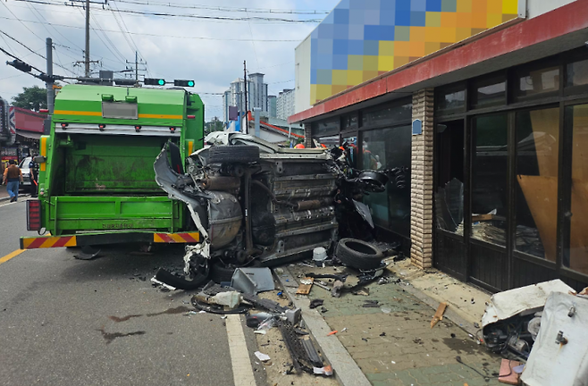 쓰레기 수거차량과 건물을 들이받고 차량이 전도된 모습. [사진=경기도북부소방재난본부 제공]