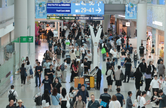 16일 인천국제공항 제1여객터미널 출국장 내 면세구역이 여름 휴가철을 맞아 해외로 출국하려는 여행객들로 북적이는 모습. 연합뉴스