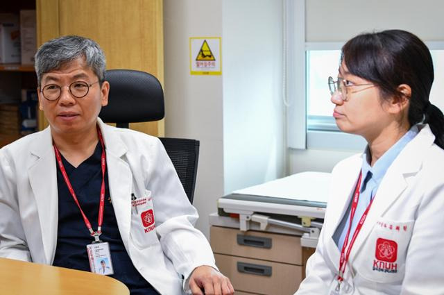 칠곡경북대병원 산부인과 성원준 교수가 지난 15일 자신의 연구실에서 김혜민 교수와 함께 서울 상급종합병원 필수의료 의사 공백을 지역 의사들이 메우는 현실에 대해 설명하고 있다. 둘은 사제지간이다. 대구=임은재 인턴기자