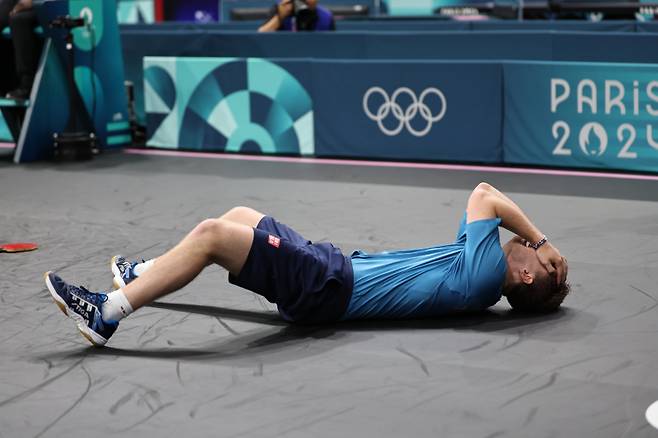 스웨덴 트룰스 뫼레고르가 왕추친을 꺾은 후 기쁨에 겨워 바닥에 누웠다. 신화=연합뉴스