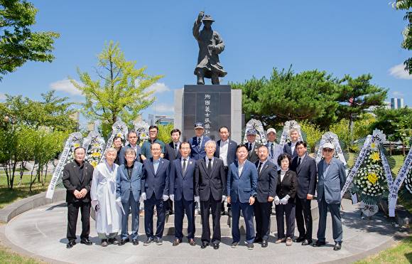 구미시가 '장진홍 선생 94주기 추모식'을 거행한후 기념 촬영을 하고 있다. [사진=구미시청]