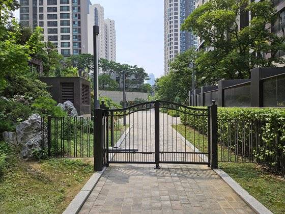 서울 강남구 개포동 디에이치아너힐즈 정문 출입구 보행통로에 철제 담장이 설치돼있다. 아파트 입주민 출입증을 찍어야 진입할 수 있다. 중앙포토