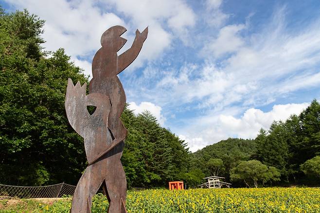 해바라기 축제장에는 유명 작가의 조각품 12점도 전시 중이다. 서용선 작가의 올라가는 사람.