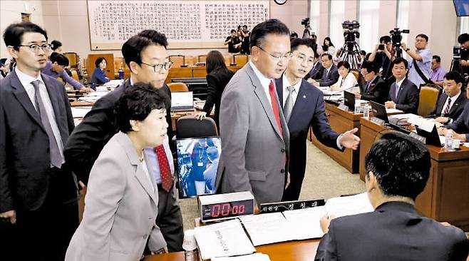 < 법사위원장에 항의  > 31일 국회에서 열린 법제사법위원회 전체회의에서 여당 의원들이 더불어민주당 소속 정청래 법사위원장의 의사 진행에 항의하고 있다.  /강은구 기자