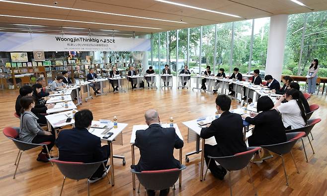 지난 29일 웅진씽크빅 파주사옥에서 웅진그룹 관계자들과 일본 세이료 고등학교 교직원들이 교육간담회를 진행하고 있다. 사진=웅진그룹 제공