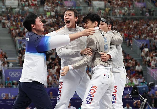 대한민국 펜싱 국가대표 선수들이 31일 프랑스 파리 그랑팔레에서 열린 2024 파리올림픽 펜싱 남자 사브르 단체 준결승에서 프랑스를 꺾은 뒤 환호하고 있다. 연합뉴스