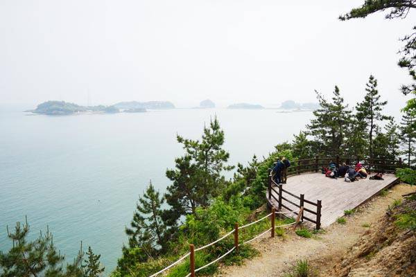 여수 낭도~섬 둘레길에서 상산 정상을 내려와 덱 전망대에 서면 올망졸망 물에 떠 있는 사도·중도·장사도·추도 풍경이 펼쳐진다.