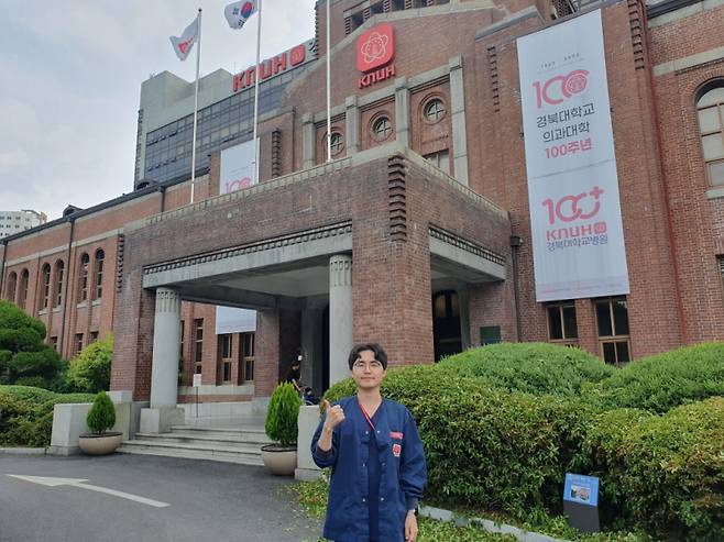 대구과학대 간호학과 졸업생 황재혁(31)씨가 근무지 경북대학교병원 본원 응급중환자실 건물 앞에서 포즈를 취하고 있다. 대구과학대 제공