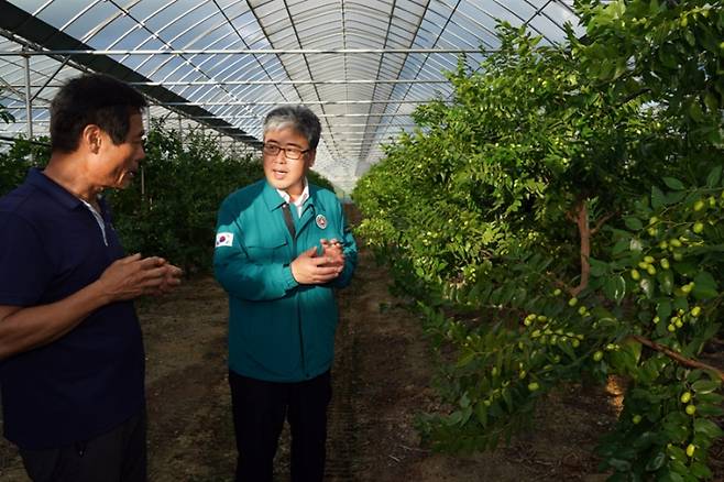 31일 경기 안성시 대추재배 임가를 찾아 폭염 안전상황을 점검하는 임상섭 산림청장(오른쪽). 산림청