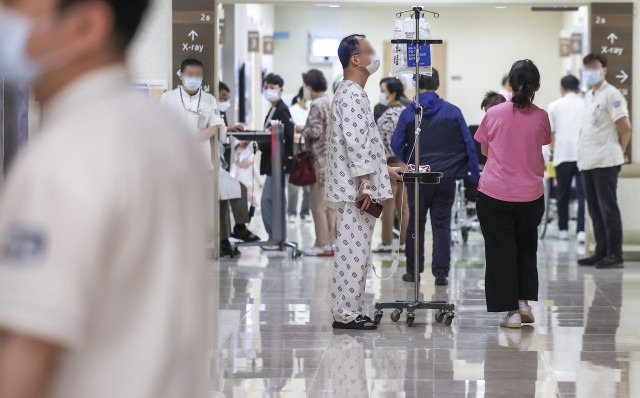 정부가 상급종합병원을 중증, 응급 환자 위주로 개편하는 내용을 추진하면서 일반병실을 지역 5~10%, 수도권 15% 감축하는 방안을 제시했다. 사진은 기사와 무관합니다. 뉴시스