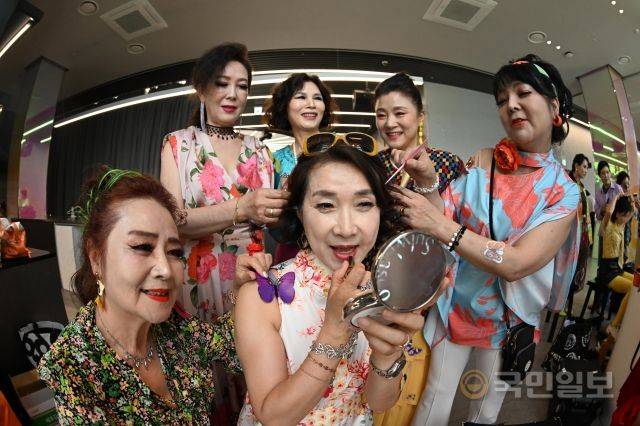 시니어 모델 손선희(왼쪽 두 번째)씨 가 메이크업을 하고 있다.