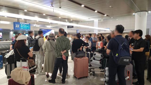인천을 출발한지 13시간만에 회항한 에어프레미아 항공기 여객들이 인천공항에서 다시 짐을 찾기 위해 기다리고 있다. 독자 제공