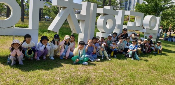 양산 증산초등학교 2학년 학생들이 '마을 돋보기 프로젝트 학습'으로 마을을 탐험하다가 공원에서 쉬며 기념사진을 찍고 있다. /증산초교