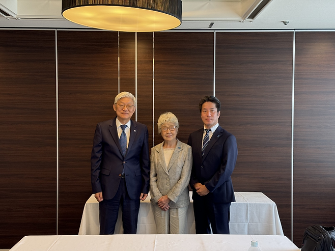 윤덕민 주일 한국대사(맨 왼쪽)가 31일 일본인 납북 피해자의 상징적 인물인 요코타 메구미의 어머니인 요코타 사키에(가운데)를 만나 면담했다. 맨 오른쪽은 남동생인 요코타 타쿠야. [주일한국대사관]