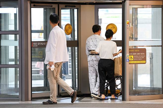 의정갈등이 장기화하며 하반기 모집을 통해서도 대다수 전공의가 돌아오지 않을 것으로 보이는 가운데 지난 28일 서울 시내 한 대형병원에서 환자 및 의료관계자가 이동하고 있다. [사진 출처 = 연합뉴스]