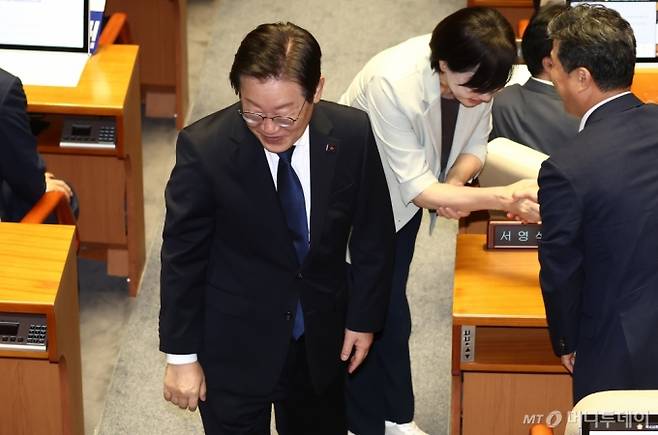 이재명 더불어민주당 전 대표가 30일 오전 서울 여의도 국회 본회의장에서 한국교육방송공사법 일부개정법률안(대안)에 대한 무제한토론 종결 동의의 건에 대한 표결을 마치고 자리로 향하고 있다. 2024.7.30/뉴스1  Copyright (C) 뉴스1. All rights reserved. 무단 전재 및 재배포,  AI학습 이용 금지.