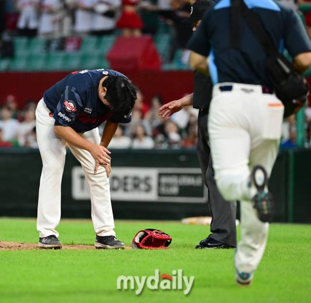 2024년 7월 30일 인천 SSG랜더스필드에서 '2024 신한 SOL Bank KBO리그, 롯데 자이언츠와 SSG 랜더스의 경기가 열렸다. 롯데 최이준이 3회말 2사 후 오태곤 타석 때 투구를 하다 고통을 호소하고 있다./마이데일리