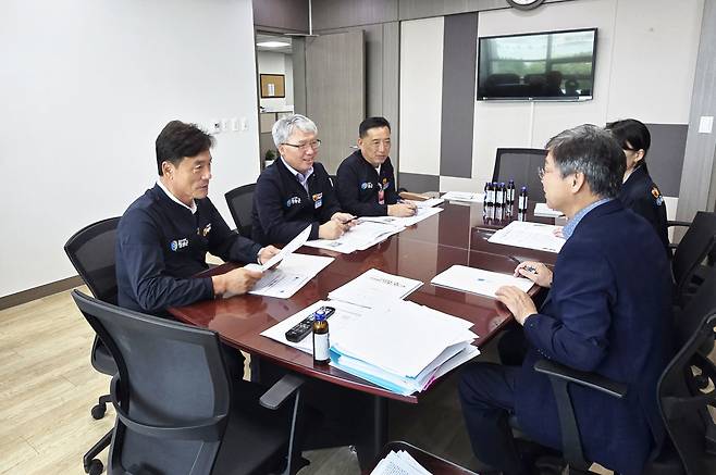 윤경희 청송군수가 내년도 국비확보를 위해 국회를 방문해 지역현안을 설명하고 있다.[청송군 제공]